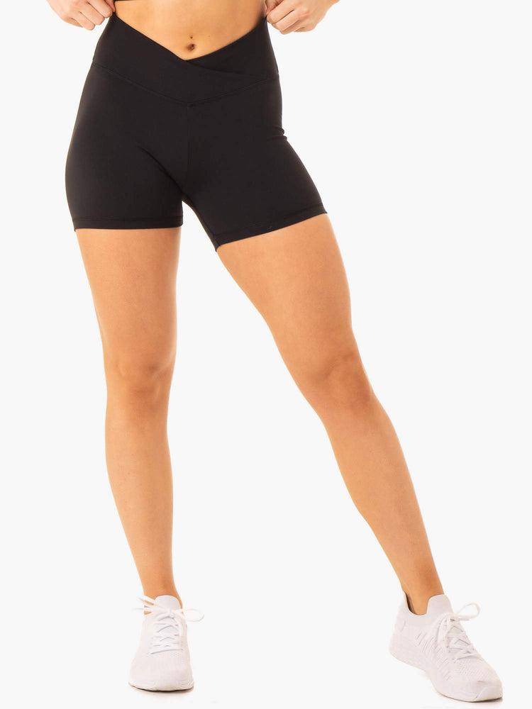 Women\'s Ryderwear Women Shorts Serene Cross Over Scrunch Shorts Black | NZ2106EX