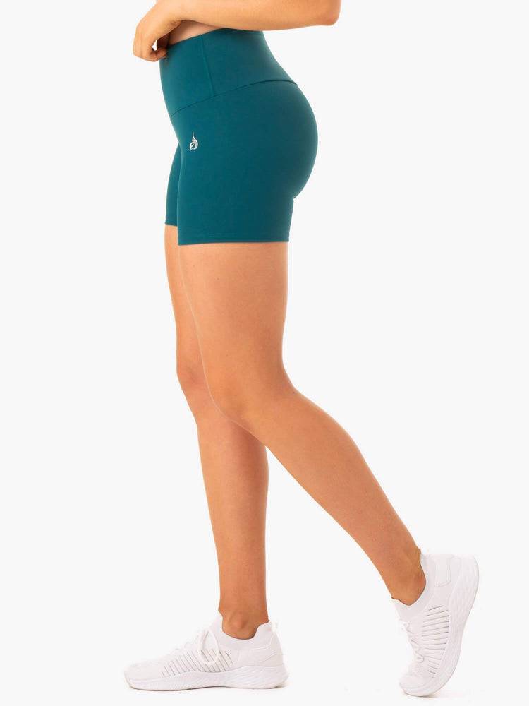 Women's Ryderwear Women Shorts Staples Scrunch Bum Mid Length Shorts Emerald | NZ1998NB